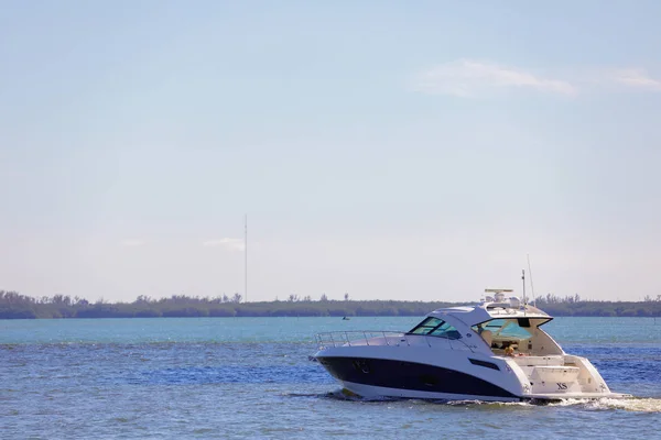 Wizerunek osób przelotową Miami na Sea Ray Sundancer — Zdjęcie stockowe