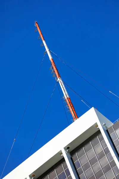 Kommunikation antennen på en highrise byggnad — Stockfoto