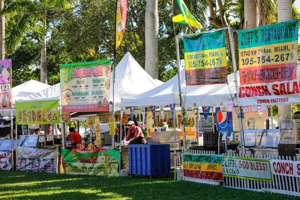 Matservering i parken i sentrum av Miami Bayfront Park – stockfoto