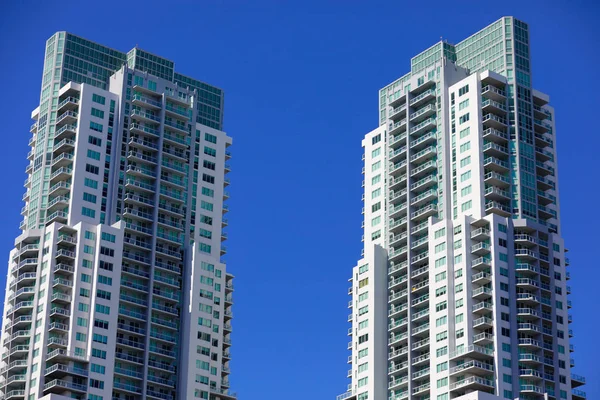 Topo de edifícios altos em um céu azul profundo — Fotografia de Stock