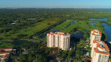 Havadan görüntüleri upscale condominiums golf sahası ve yatlar Miami Florida