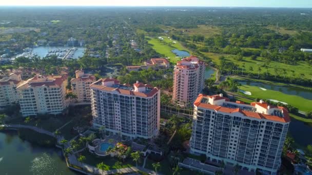 Vuelo Aéreo Inclinación Hacia Abajo Edificios Lujo Condominios Residenciales — Vídeos de Stock