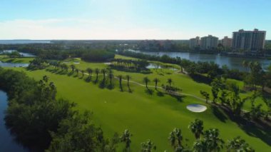 Güzel bir golf sahası hava video 4 k çevre düzenlemesi