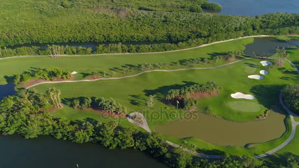 Bir Golf Sahası Waterfront Yanal Atış — Stok video