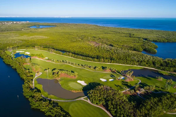 Foto de paisaje aéreo de un campo de golf costero — Foto de Stock