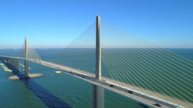 Hava dron yaklaşım Sunshine Skyway Köprüsü Kulesi ve kabloları
