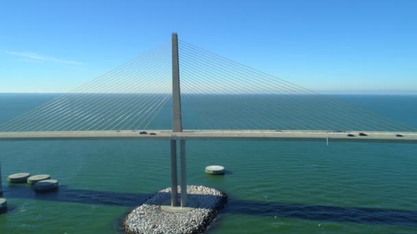 Antenne Drohne Fliegen Durch Sonnenschein Skyway Bridge Tower Und Seile — Stockvideo