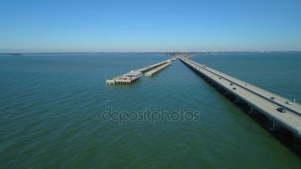 Luchtfoto Drone Video Sunshine Skyway Brug Visserij Pier Tampa Bay — Stockvideo