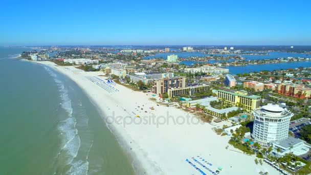空中ドローン ビデオのビーチに面したリゾート マンション サンクト ペテルブルク ビーチ フロリダ — ストック動画