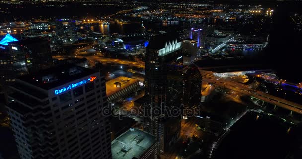 夜の空中ビデオ銀行建物フロリダ タンパ ダウンタウン — ストック動画