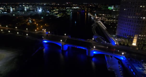 Vídeo Aéreo Desenhar Ponte Néon Azul Tampa Noite — Vídeo de Stock