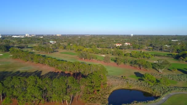 Drone Voando Sobre Campo Golfe — Vídeo de Stock