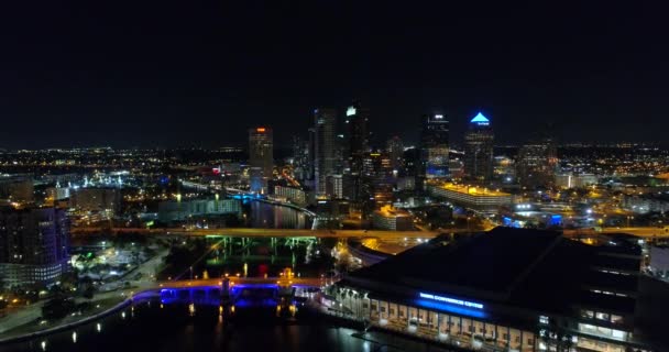 晚上在市中心坦帕空中无人机夜间视频4K — 图库视频影像