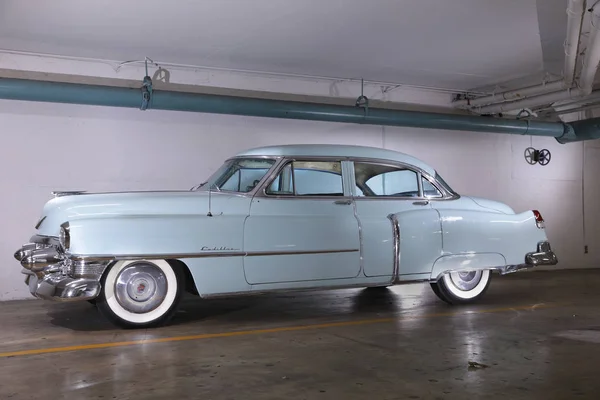 Imagen de un sedán Cadillac de 1950 en azul bebé —  Fotos de Stock