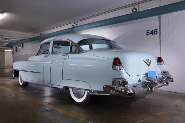 Imagem de um Cadillac Sedan de 1950 em azul bebé — Fotografia de Stock