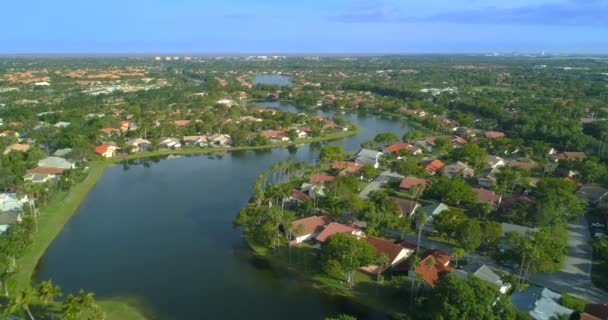 Video Aéreo Lujosas Casas Frente Lago Con Piscinas Weston Florida — Vídeos de Stock