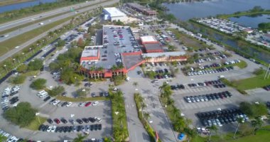 Sawgrass'da, Fl, Amerika Birleşik Devletleri - 20 Ocak 2018: Sawgrass Ford araba satıcısı hava robot video 4k