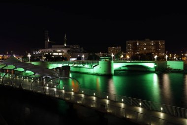 Yeşil gece yaktı köprü Çiz