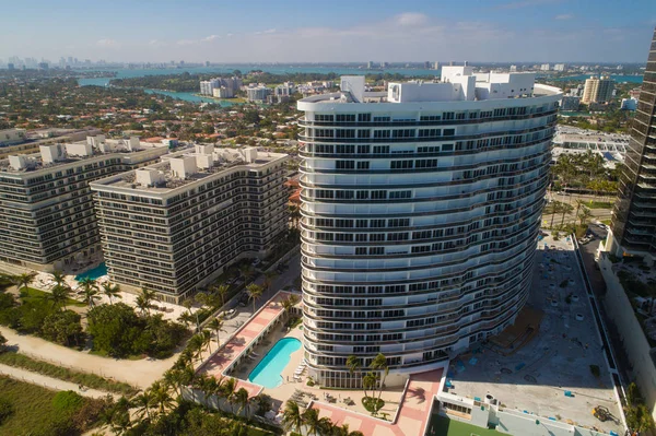 Majestatyczne wieże kondominium Bal Harbour Miami zdjęcie lotnicze drone — Zdjęcie stockowe