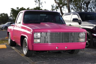 Pembe Chevy kamyon araba göster