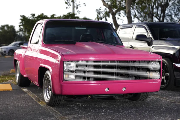 Pembe Chevy Kamyon Araba Göster — Stok fotoğraf