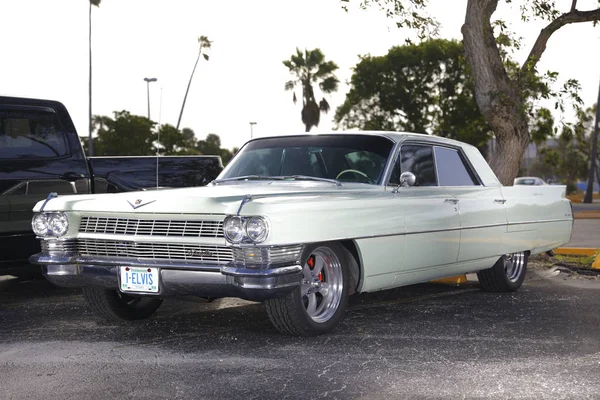 Cadillac Clássico Iluminado Com Estroboscópicos Estúdio — Fotografia de Stock