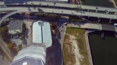 Şehir merkezinde Tampa Florida waterfront sinematik dron görüntüleri