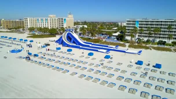 Antennenvideo Pete Strand Florida Aufblasbare Wasserrutsche Passatwinde Resort 60P — Stockvideo