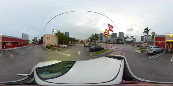 360Vr Hareketli Video Aracılığıyla Mcdonalds Sürücü — Stok video