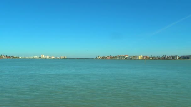 Panning Shot Pete Strand Und Waterfront — Stockvideo