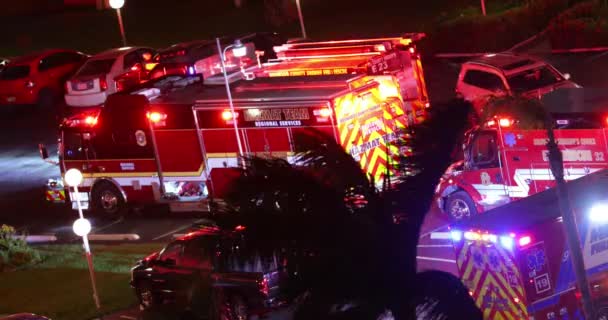 Equipo Materiales Peligrosos Una Ambulancia Nocturna Bomberos Con Luces — Vídeo de stock