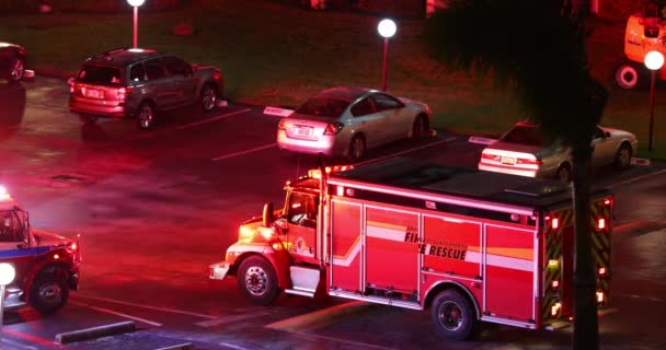 Respuesta Emergencia Nocturna Bomberos Ambulancia Rescate Luces Stock Video — Vídeos de Stock