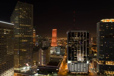 Hava gece görüntü Downtown Miami binalar ışıklı şehir lig