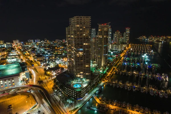 Miami Beach 5th Street appartementsgebouwen condos en winkelen d — Stockfoto