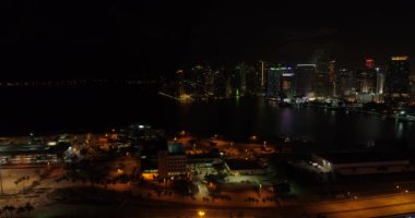 Hava dron görüntüleri oluşturma Downtown Miami gece vurdu