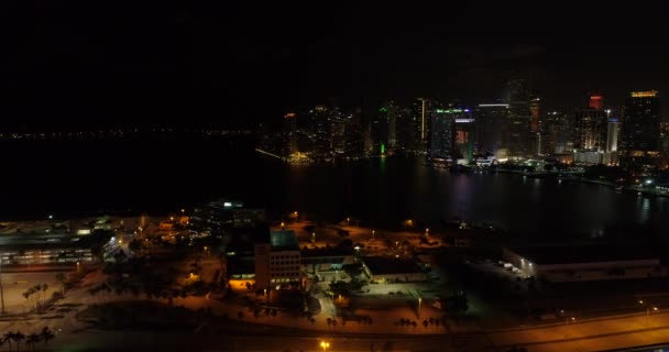 Antenn Drönare Footage Upprätta Skott Downtown Miami Natten — Stockvideo