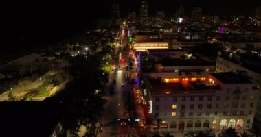 Hava dron görüntüleri Miami Beach Ocean Drive gece hayatı