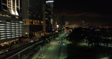 Hava dron görüntüleri gece yarısı Downtown Miami Biscayne Metrorail