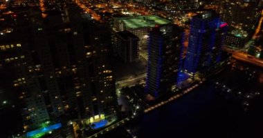 Hava dron video Miami Beach Florida binalar gece ışıklı