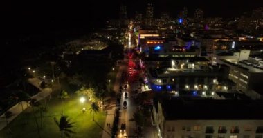 Geceleri hava üstgeçidin Ocean Drive Miami Beach yukarıda