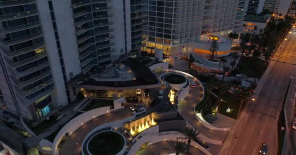 Luchtfoto Drone Beelden Luxe Condominium Valet Hellingbanen Aankomsten — Stockvideo