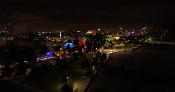 Aereo Drone Filmati Luci Neon Ocean Drive Notte Miami Beach — Video Stock