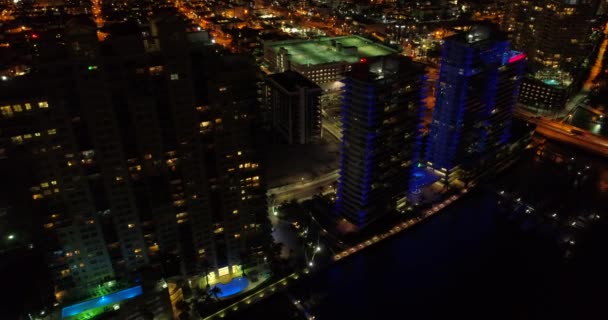 Aeronave Drone Vídeo Miami Beach Florida Edifícios Iluminados Noite — Vídeo de Stock