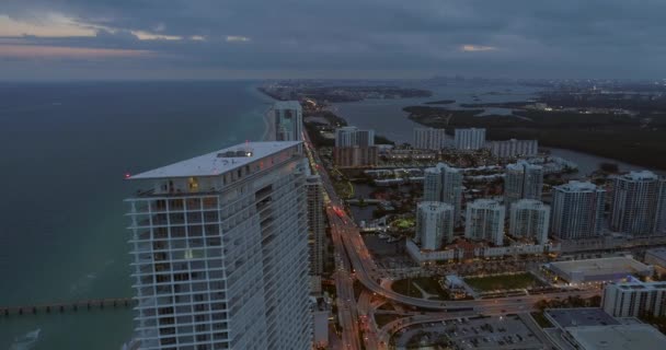空中天桥高层建筑阳光群岛海滩佛罗里达州 — 图库视频影像