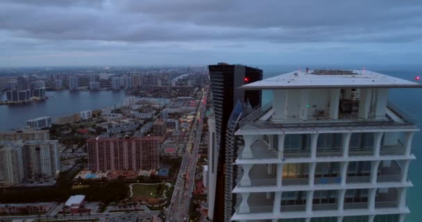 Aereo Laterale Flyby Giada Firma Sunny Isles Rooftop — Video Stock