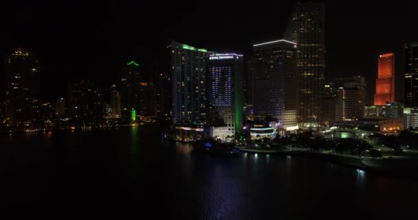 Luchtfoto Nacht Drone Video Intercontinental Hotel Miami Dancing Girl — Stockvideo