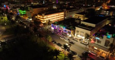 Hava çekme uzakta Miami Beach Ocean Drive geceleri vurdu.