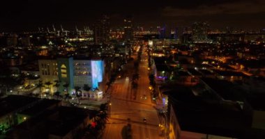 Hava atış çekin ortaya Miami Beach 5 Street gece dron video