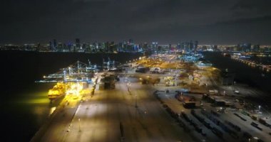 Hava stok görüntüleri şehir ve liman gece 4 k yaktı