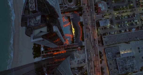 空中倾斜显示高层摩天大楼阳光群岛海滩佛罗里达州黄昏 — 图库视频影像